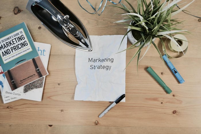 Foglio di carta con la scritta 'marketing strategy'