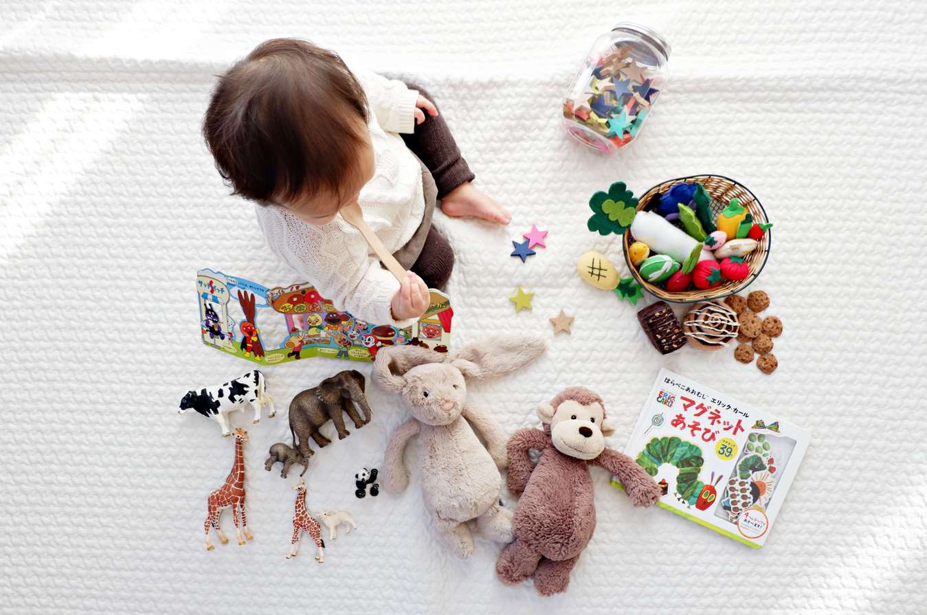 Bambino con i giocattoli