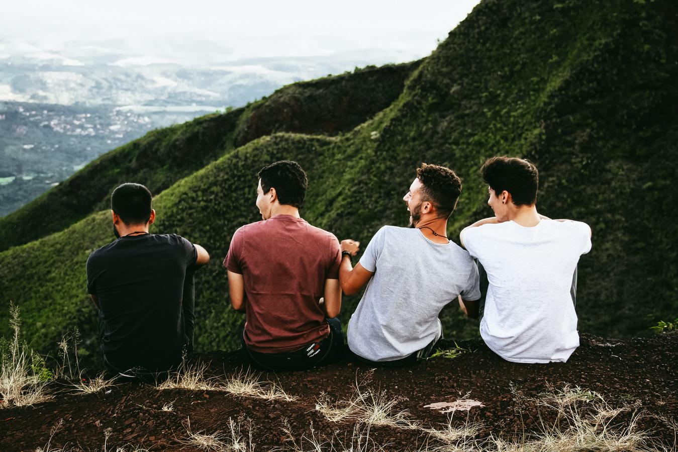 Vier Männer sitzen auf einem Berg