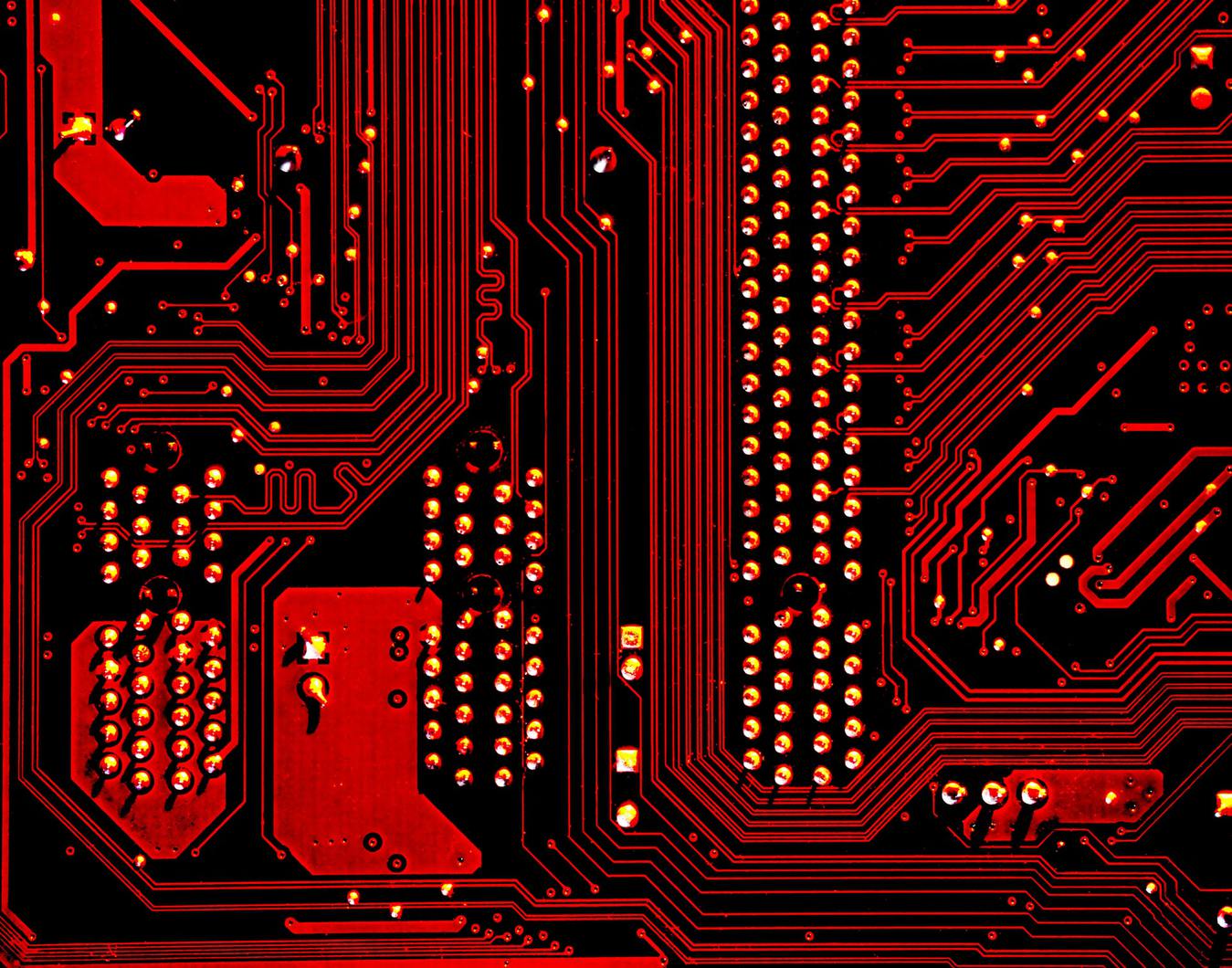 Primo piano rosso chip computer tecnlogia