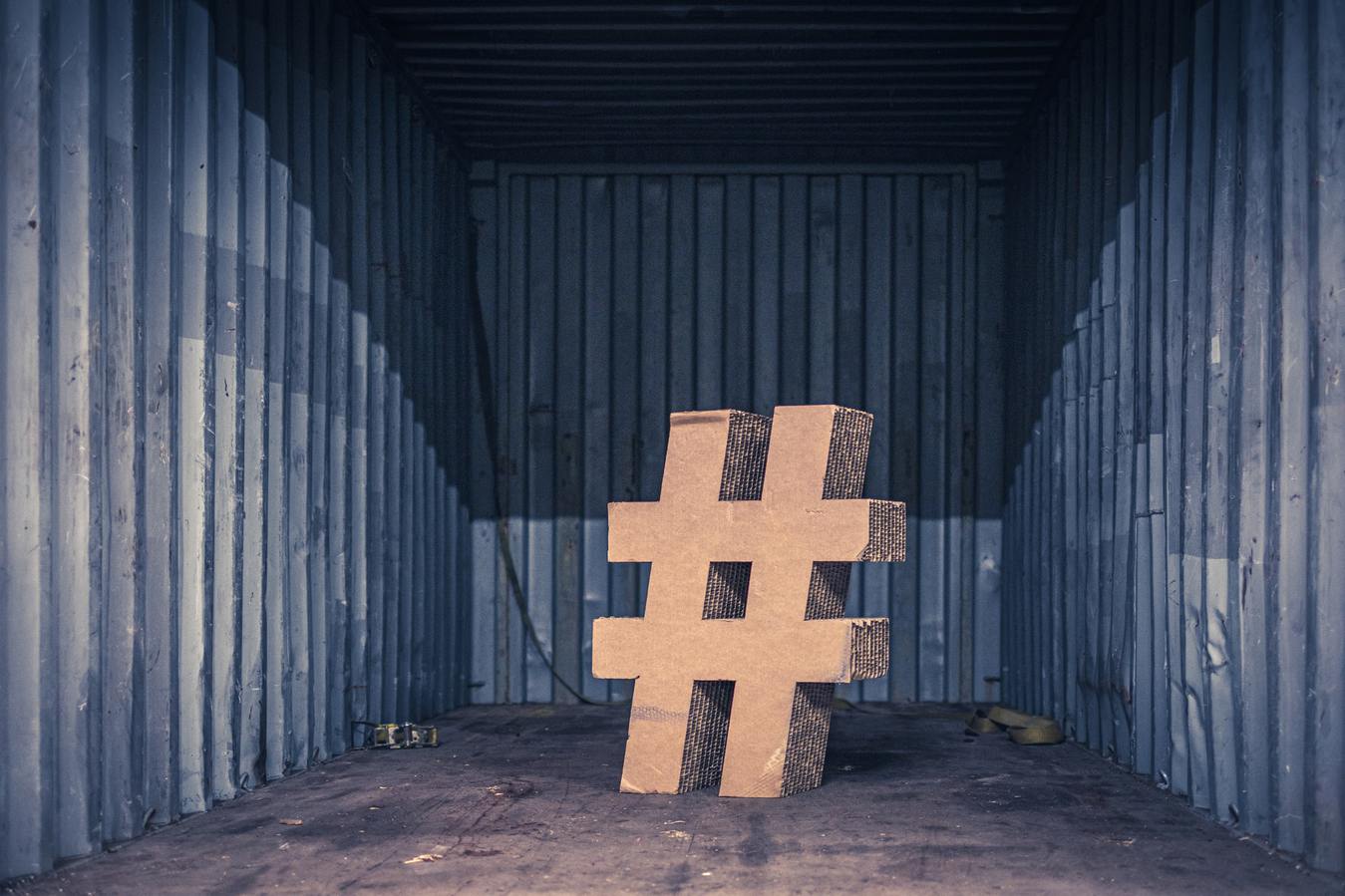 Hashtag dari kardus dalam gudang pengiriman