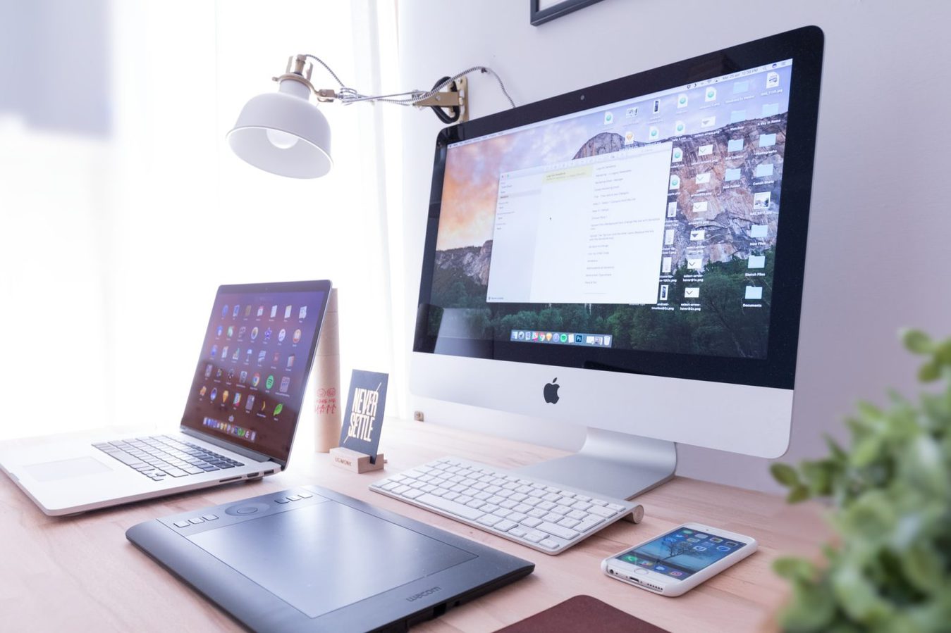 Komputer Apple i laptop na biurku