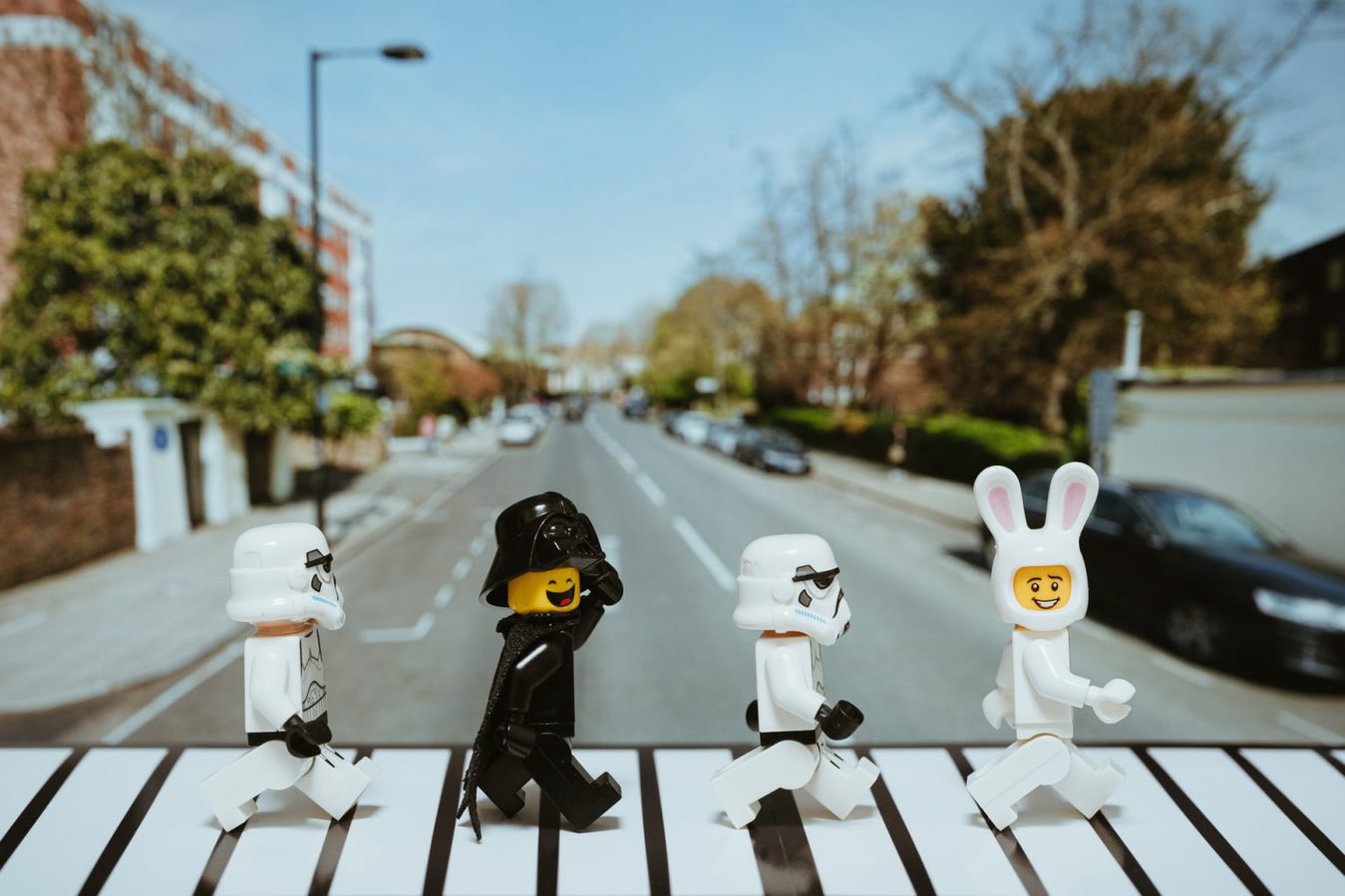 Lego Beatles przechodzący przez drogę