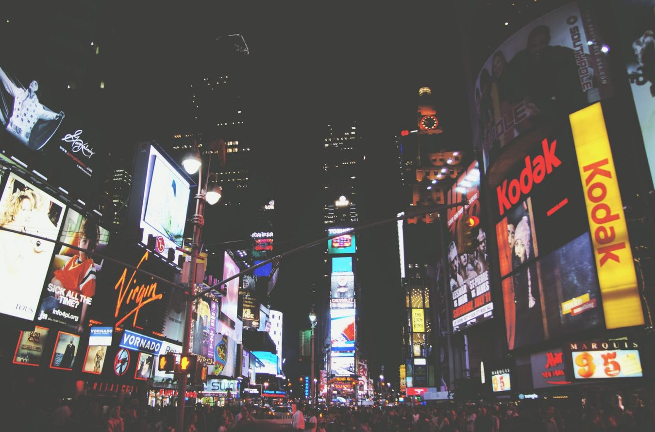 Time Square w nocy z wieloma reklamami