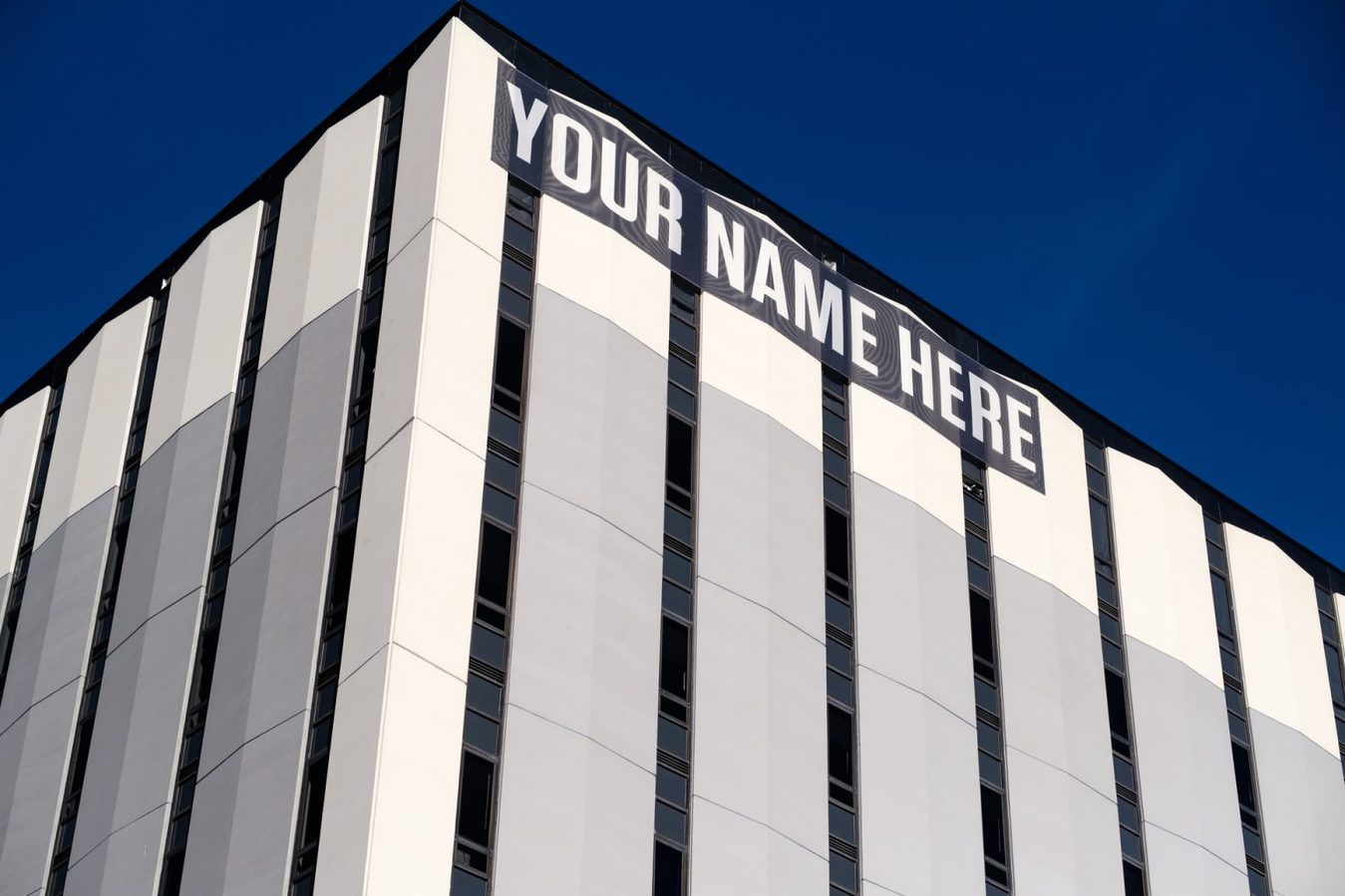 Edificio con letrero de "tu nombre aquí" en la parte superior