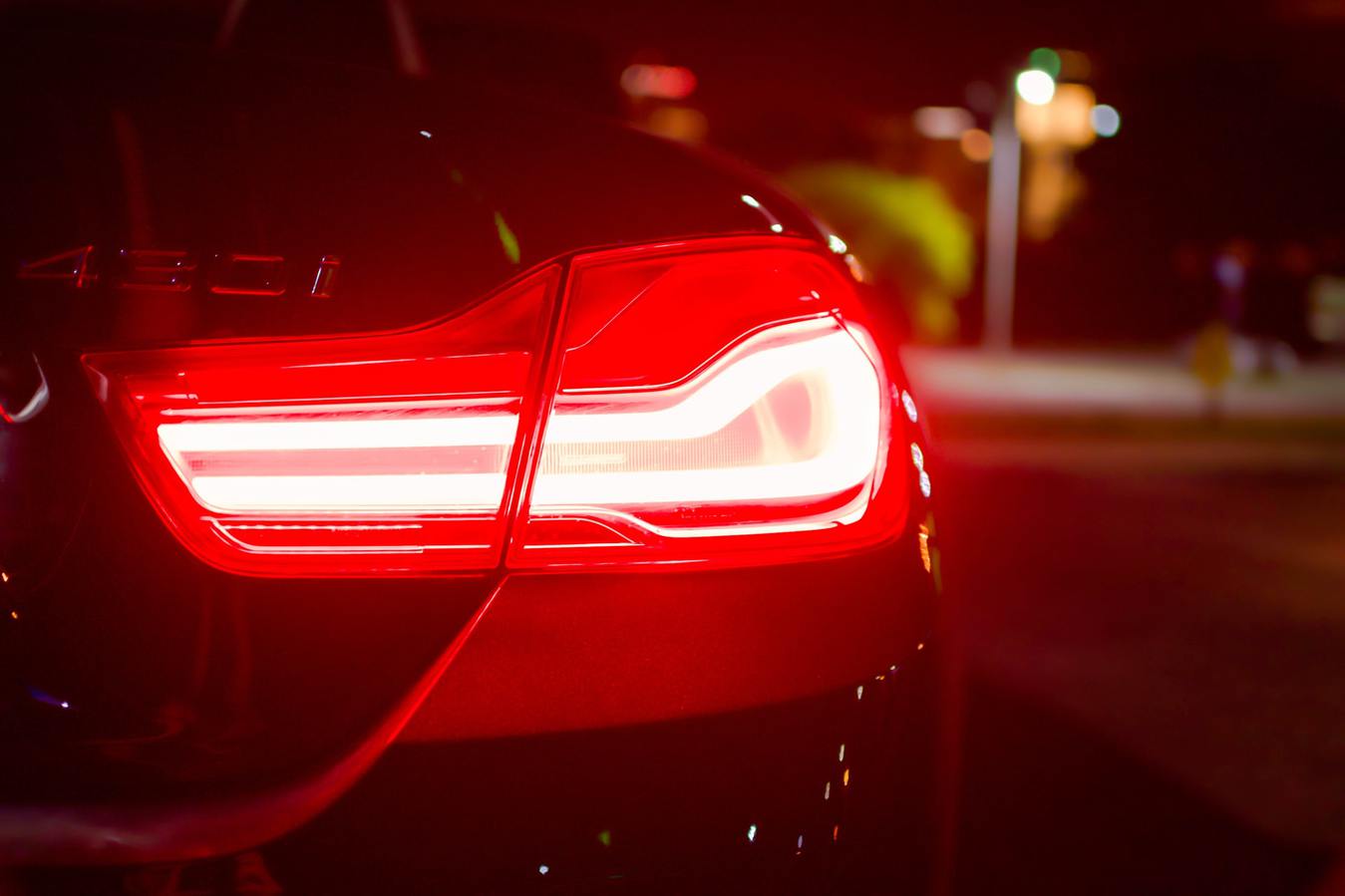 Luce rossa posteriore di un'auto di notte