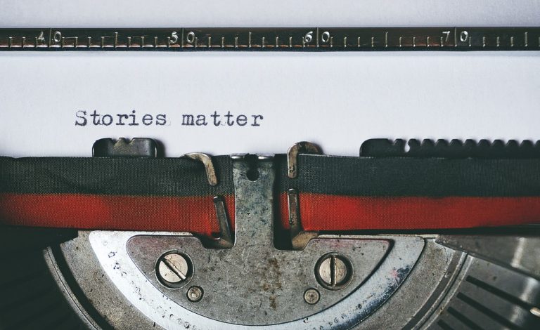 Máquina de escrever com frase "histórias importam"